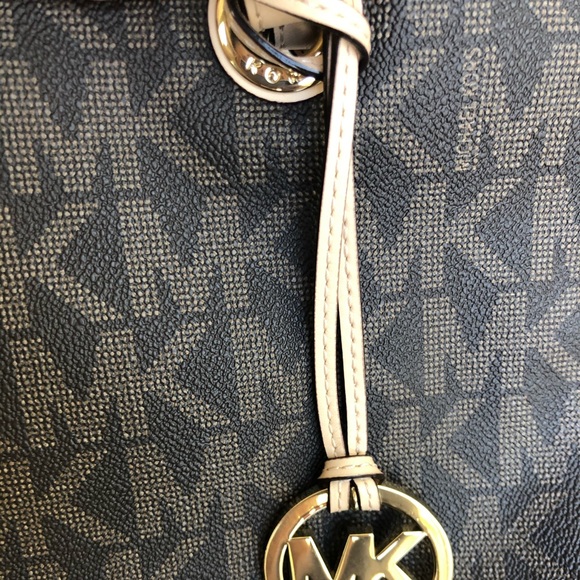 Michael Kors bags - Picture 2 of 6